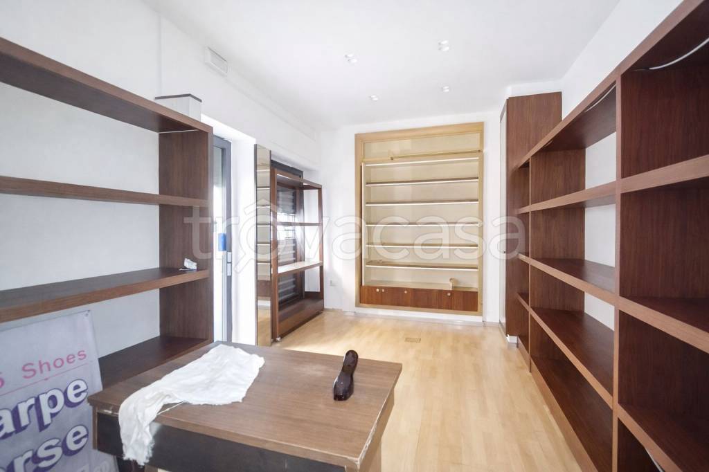 negozio in affitto ad Aversa in zona Centro Città