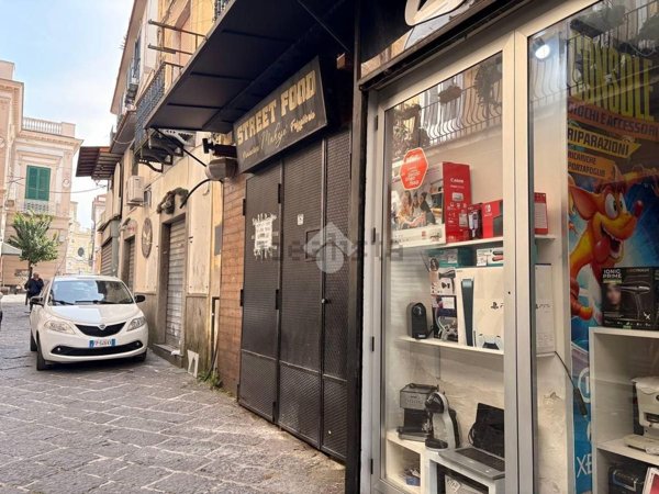 locale commerciale in affitto ad Aversa
