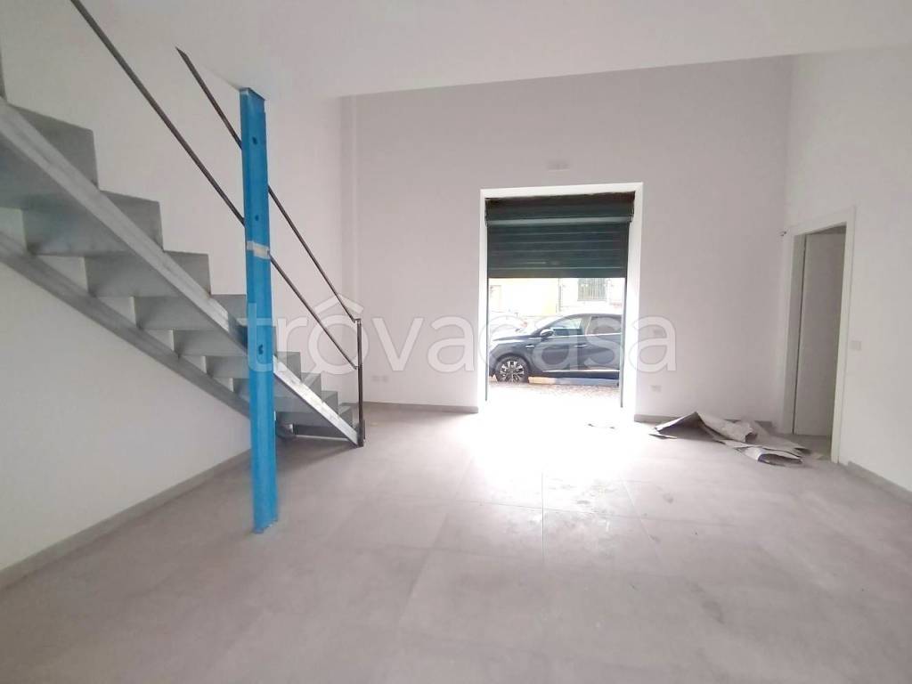 negozio in affitto ad Aversa