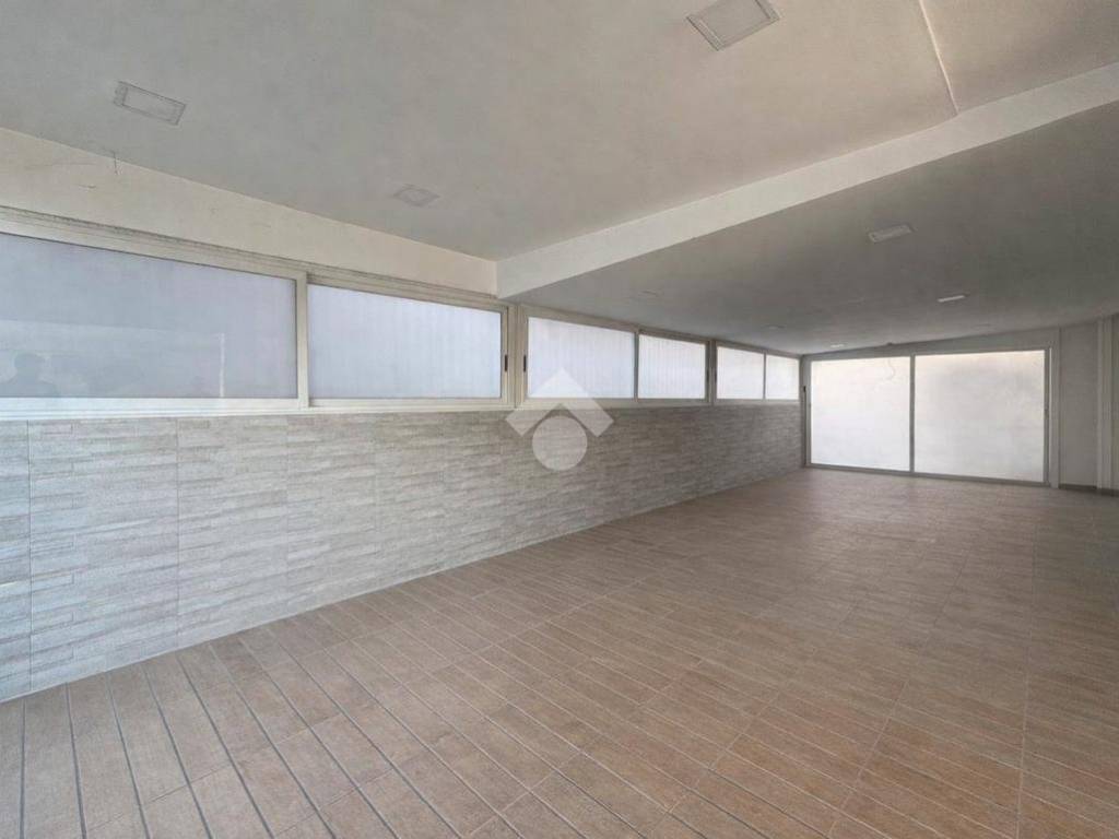 negozio in affitto ad Aversa