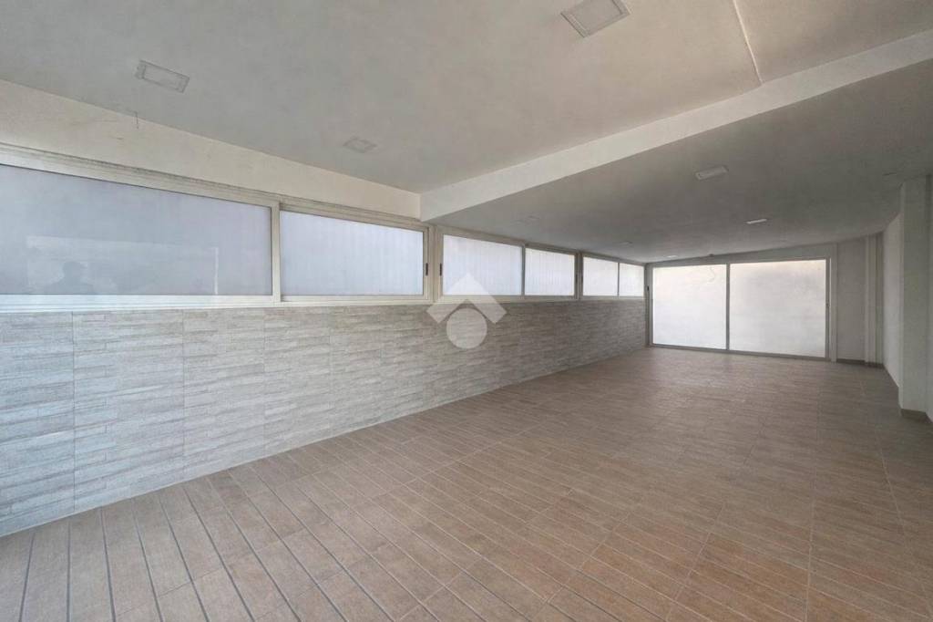 negozio in affitto ad Aversa