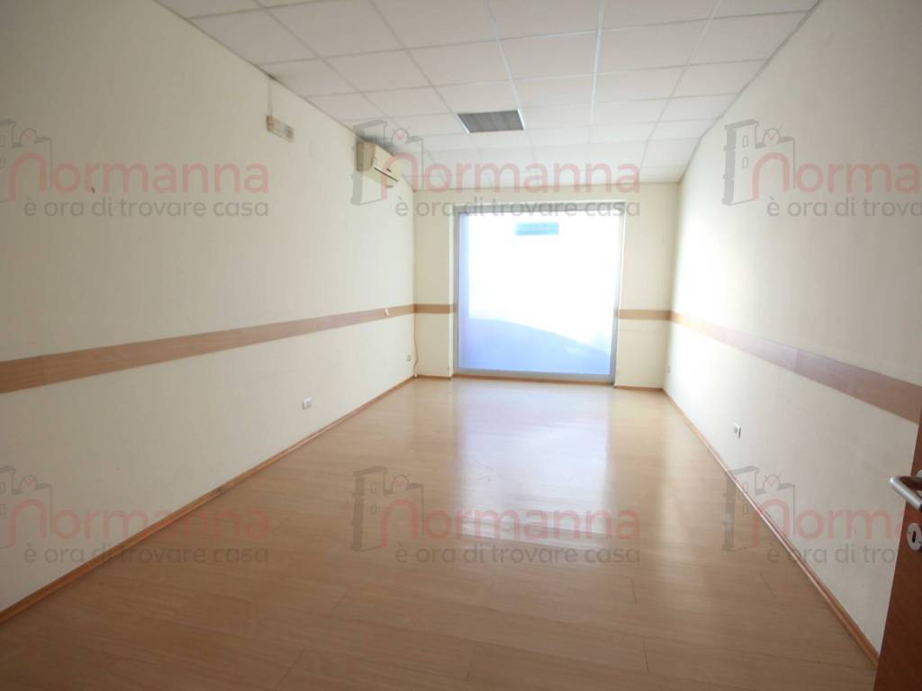 negozio in affitto ad Aversa