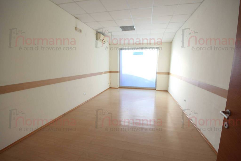 negozio in affitto ad Aversa