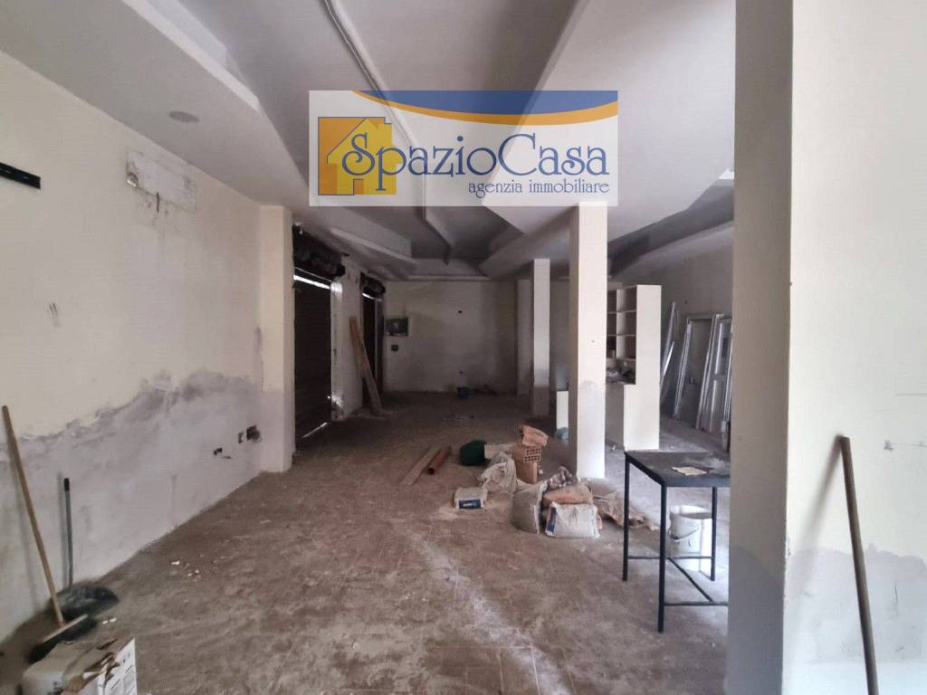negozio in affitto ad Aversa