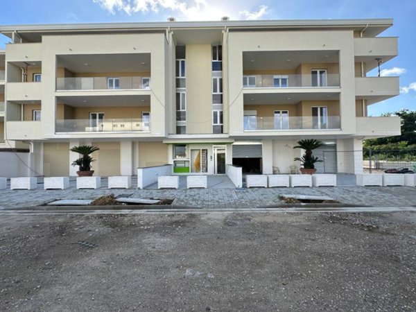 negozio in affitto ad Aversa