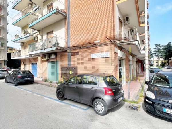 negozio in affitto ad Aversa