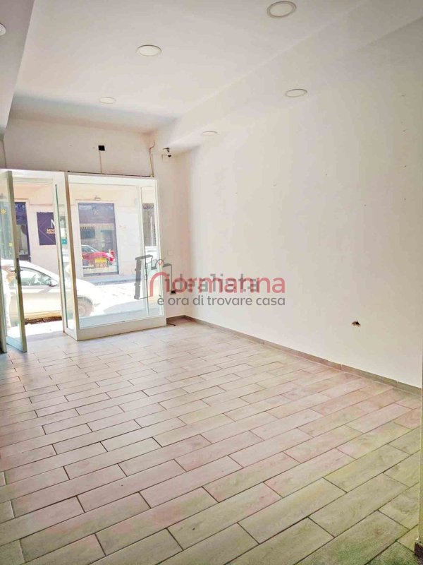 locale commerciale in affitto ad Aversa