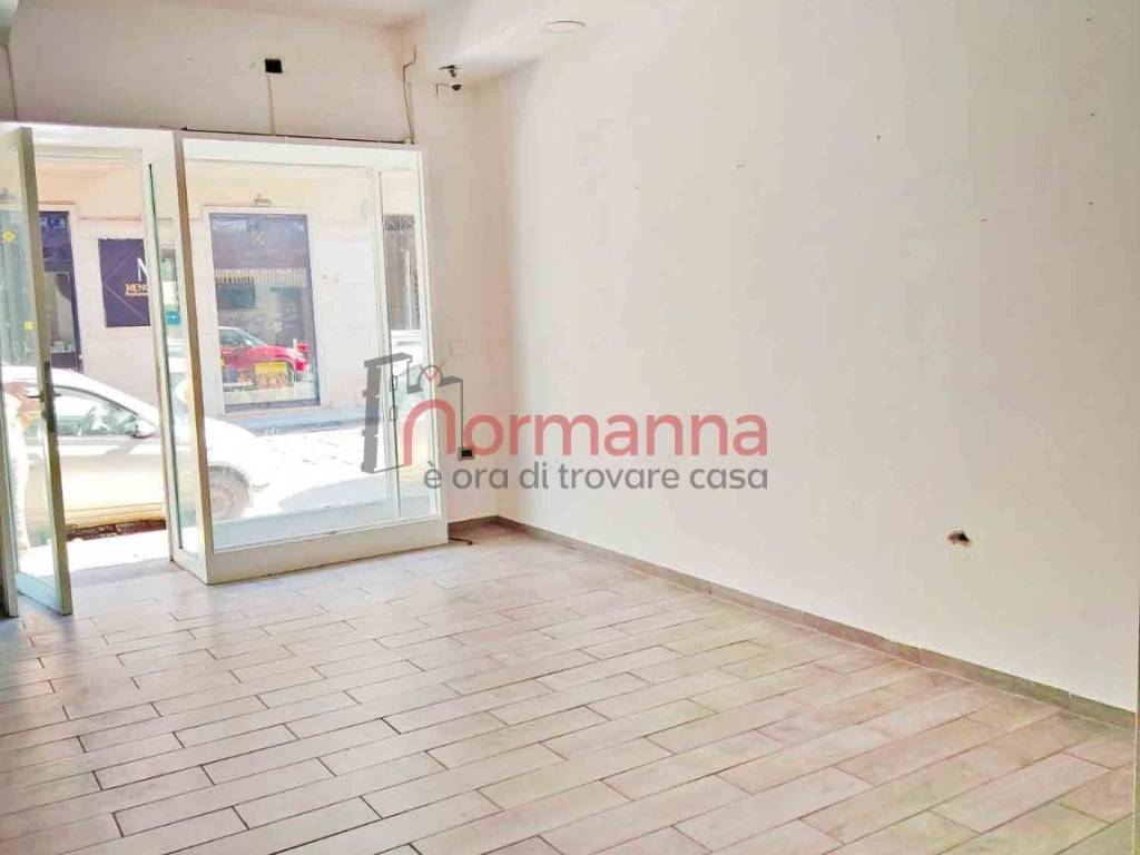 negozio in affitto ad Aversa