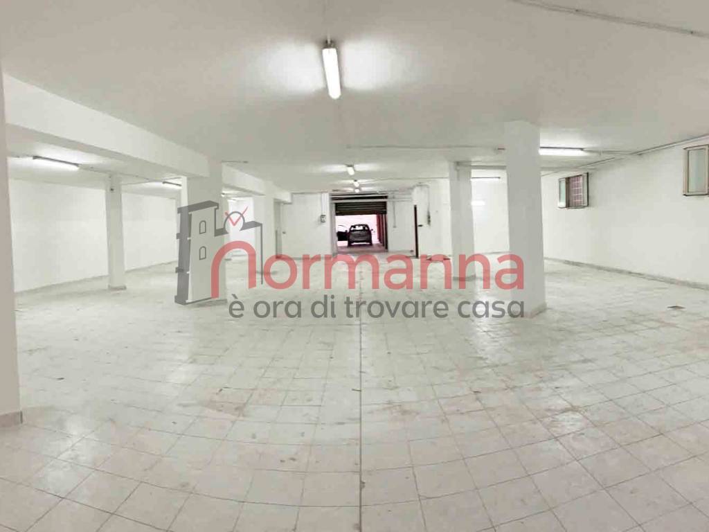 locale commerciale in affitto ad Aversa