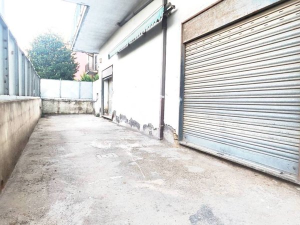 locale commerciale in affitto ad Aversa