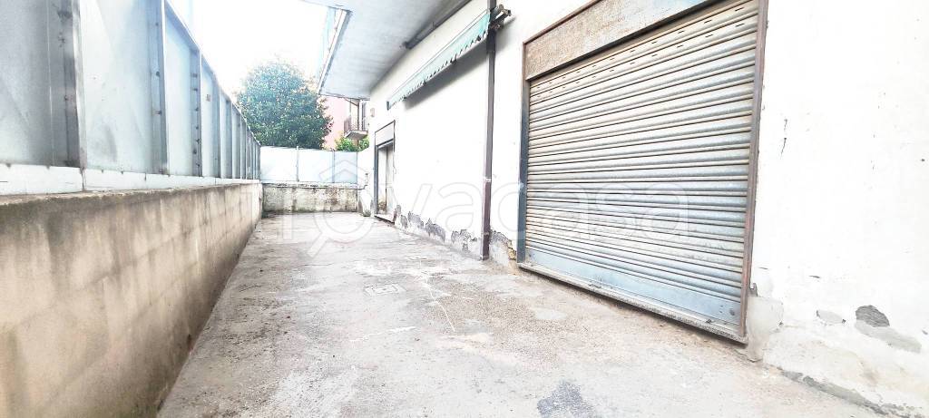 locale commerciale in affitto ad Aversa