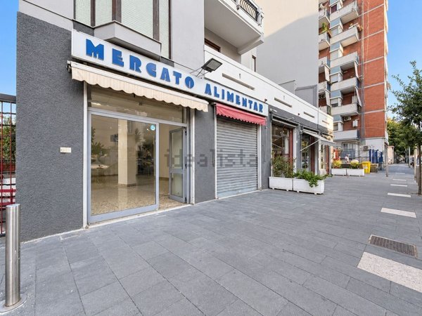 locale commerciale in affitto ad Aversa