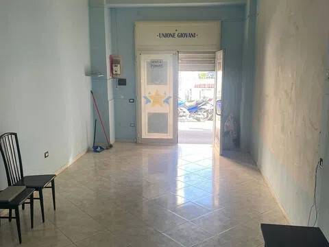 locale commerciale in affitto ad Aversa