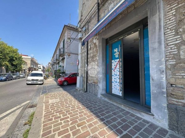 locale commerciale in affitto ad Aversa in zona Centro Città