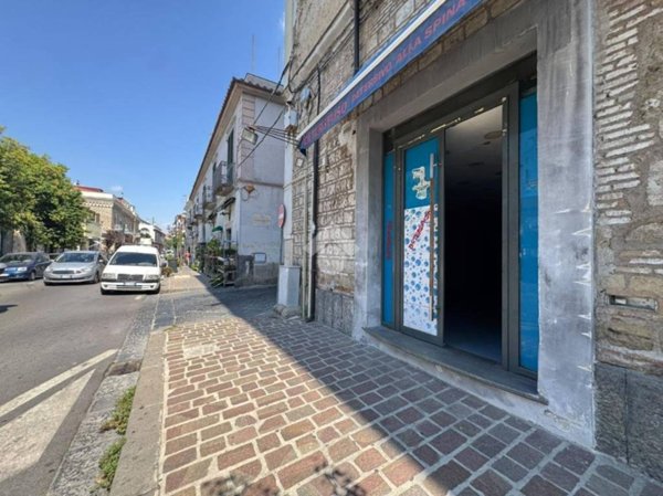 locale commerciale in affitto ad Aversa in zona Centro Città