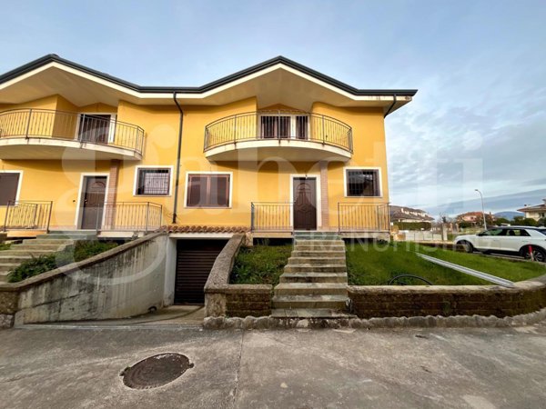 casa indipendente in affitto a Baia e Latina