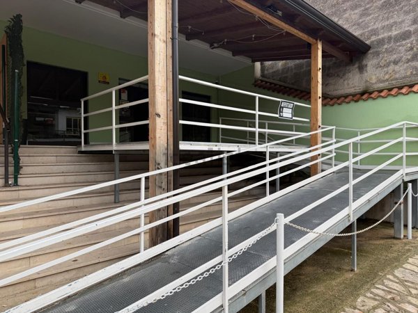 locale commerciale in affitto a Cancello ed Arnone