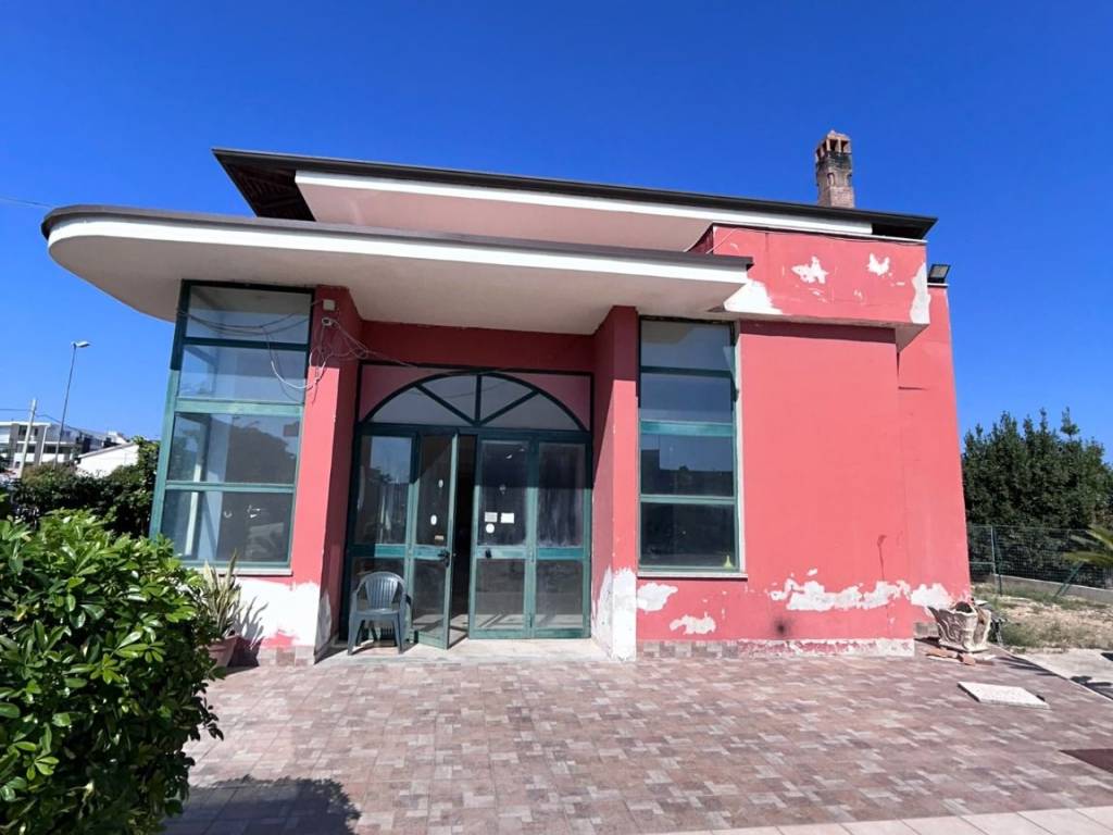 locale commerciale in affitto a Cancello ed Arnone