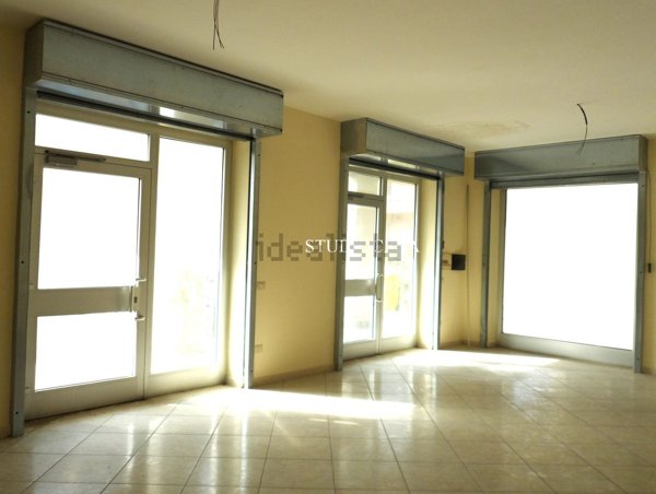 locale commerciale in affitto a Capodrise