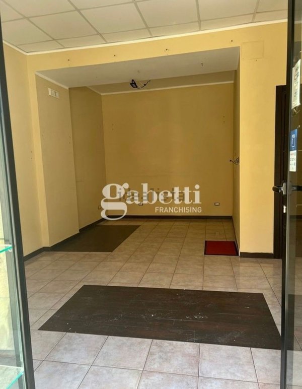 negozio in affitto a Capua