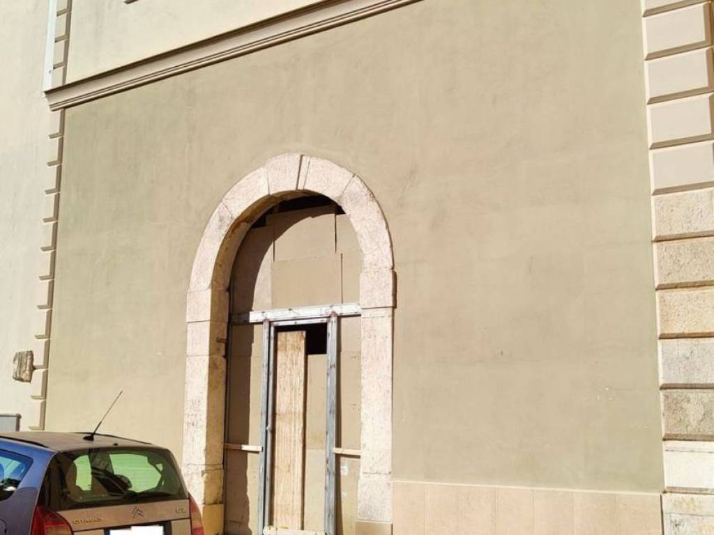 negozio in affitto a Capua