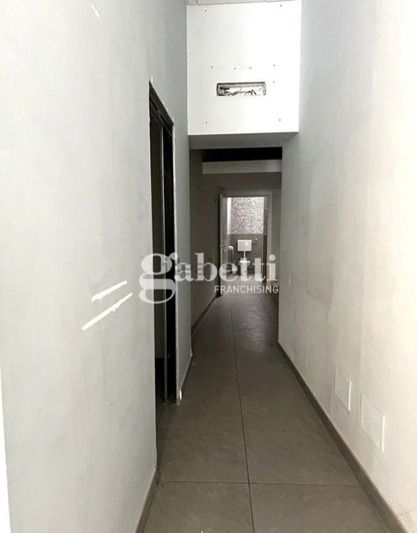 locale commerciale in affitto a Capua