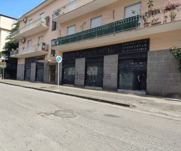 locale commerciale in affitto a Capua