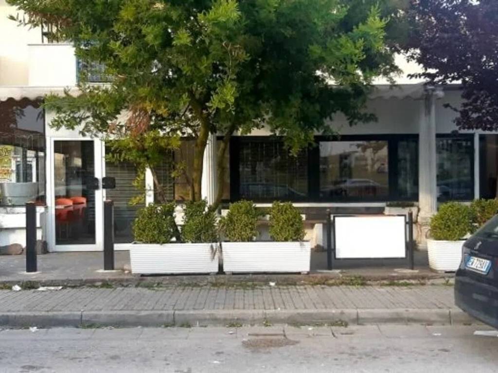negozio in affitto a Carinaro