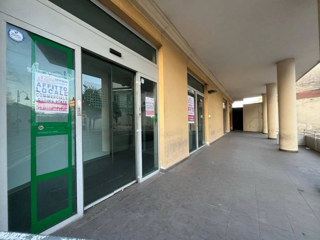 negozio in affitto a Carinaro