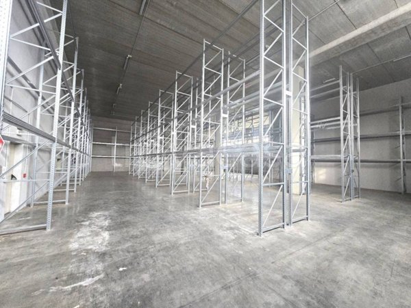 locale commerciale in affitto a Carinaro