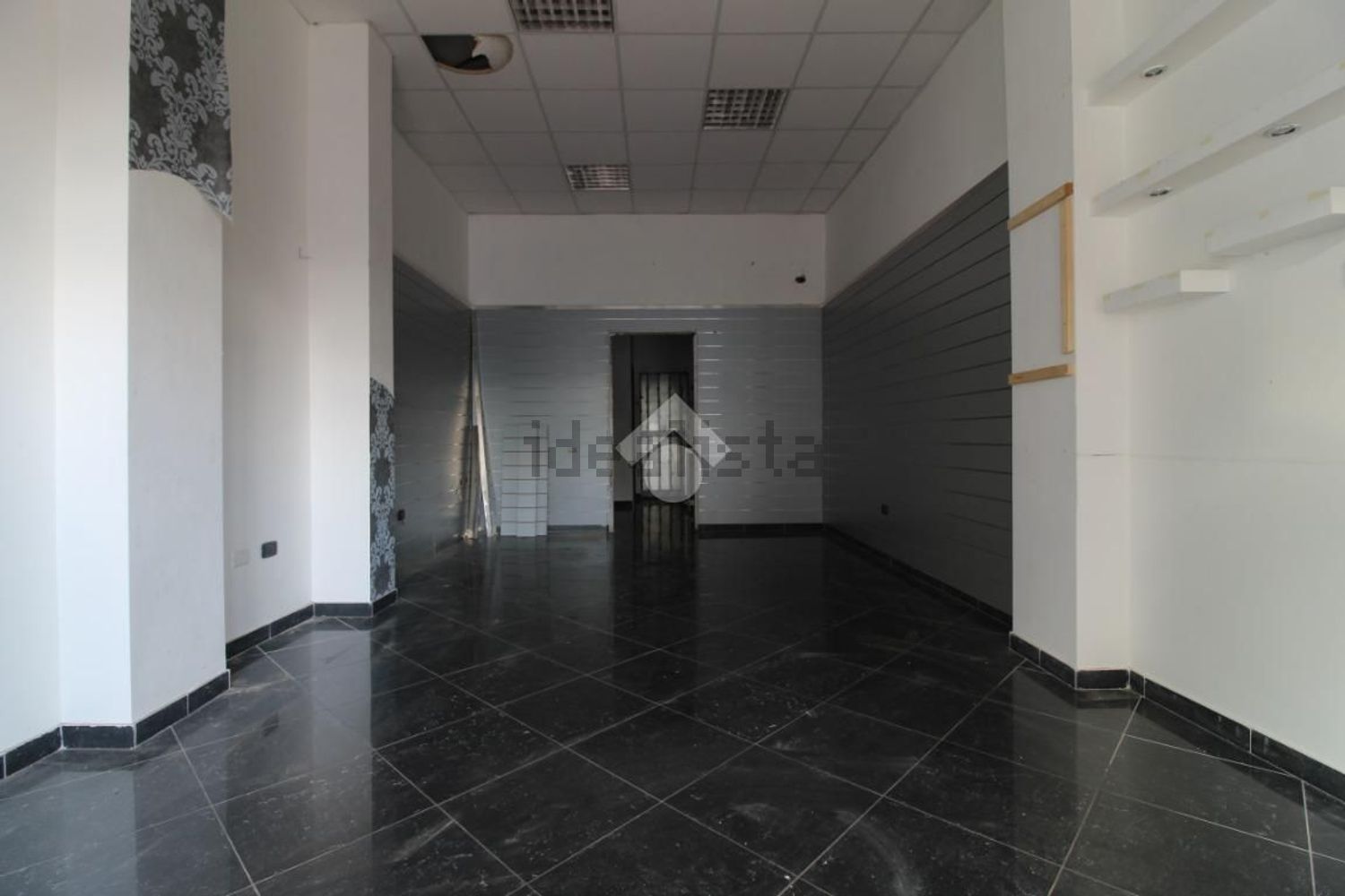locale commerciale in affitto a Casagiove