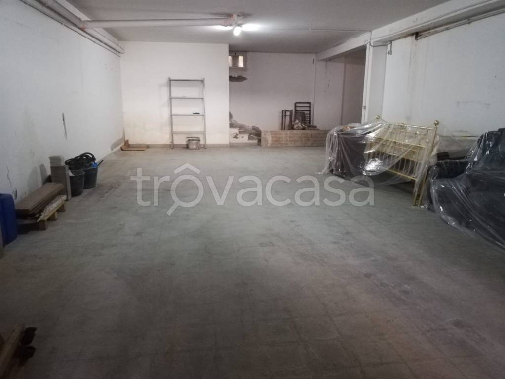 locale commerciale in affitto a Casapulla