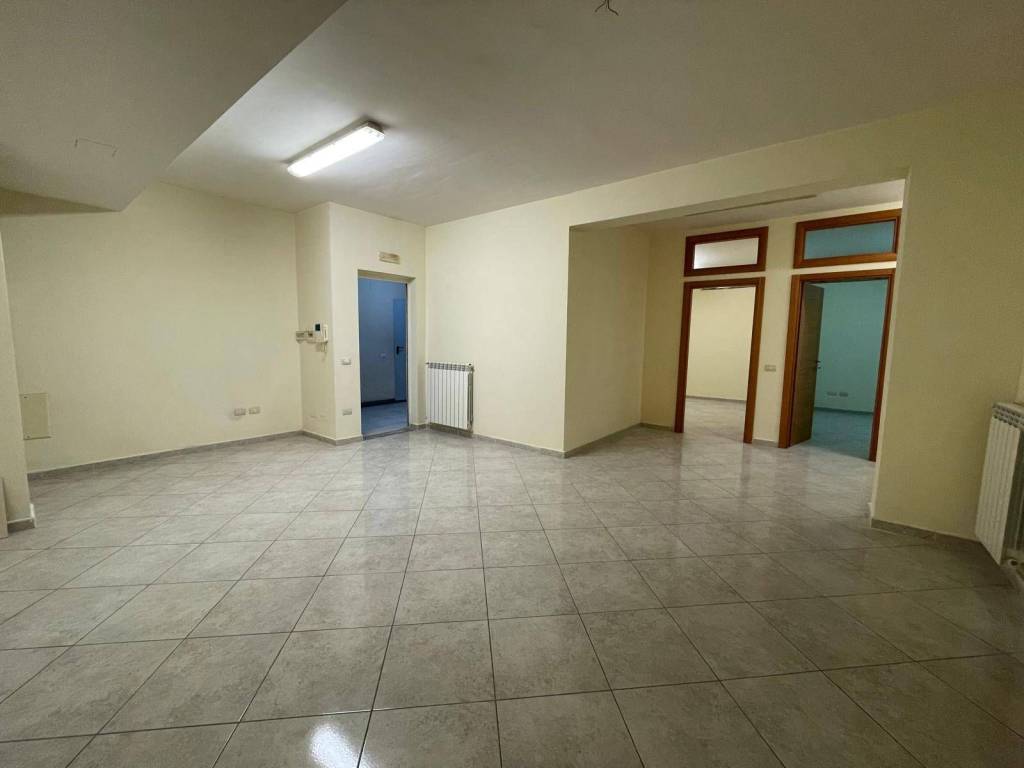 locale commerciale in affitto a Casapulla
