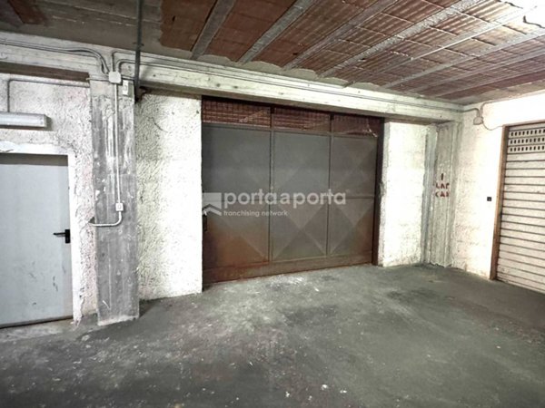 locale commerciale in affitto a Casapulla