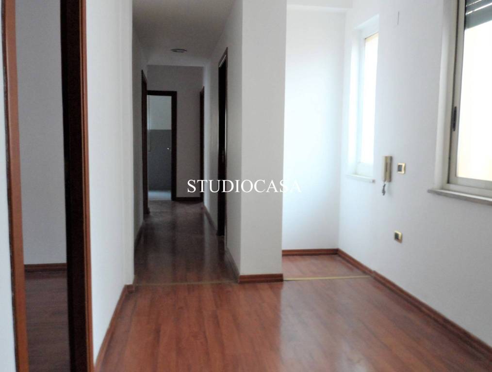negozio in affitto a Caserta in zona Centro Città