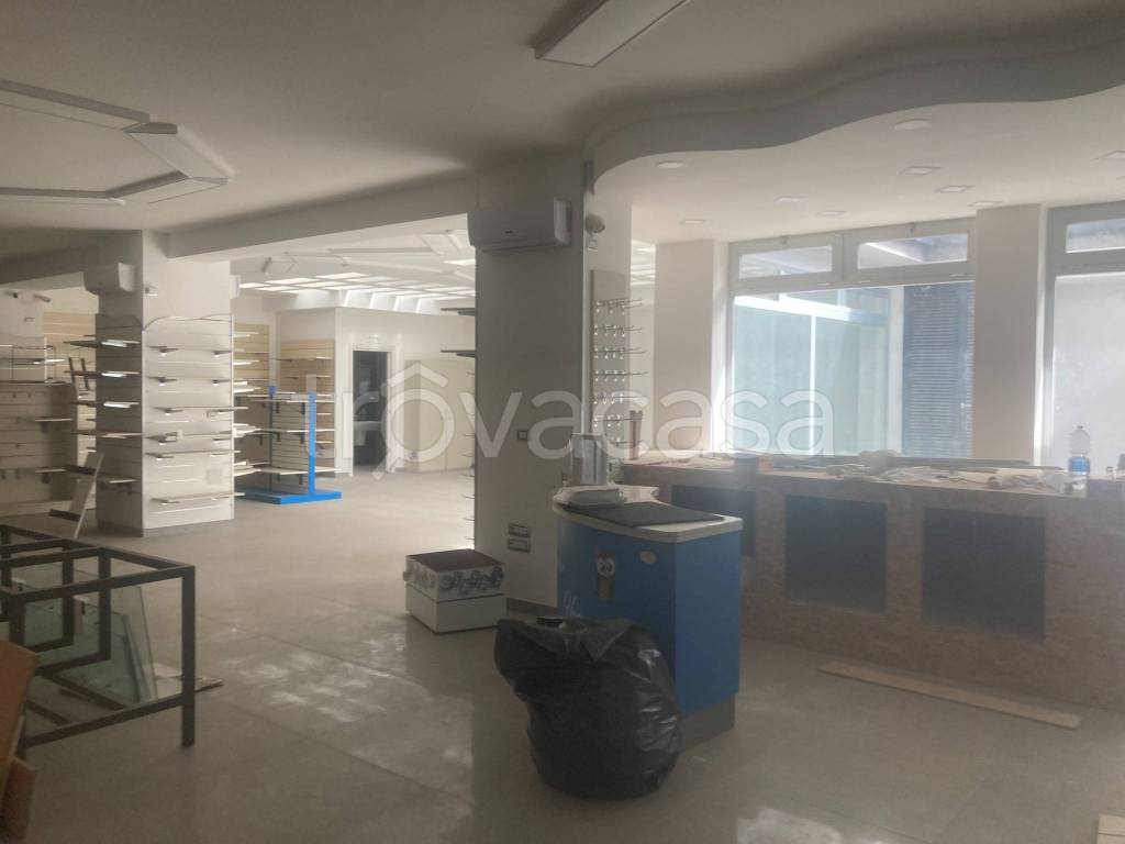negozio in affitto a Caserta in zona Acquaviva