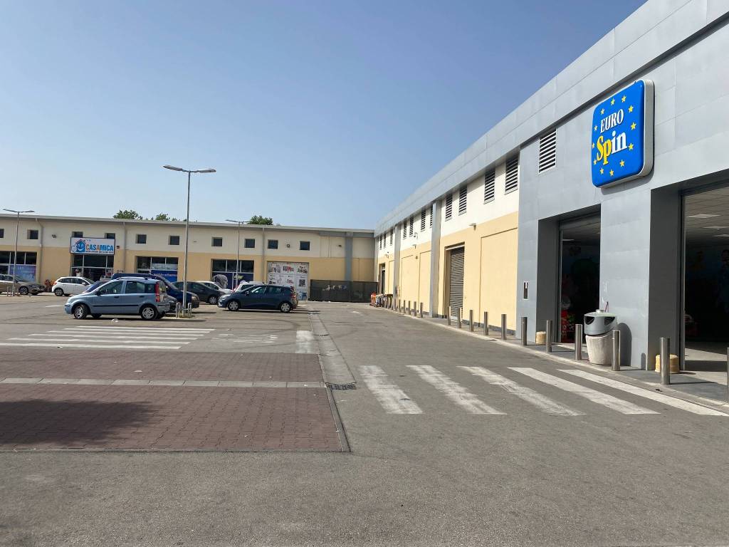 negozio in affitto a Caserta in zona Acquaviva