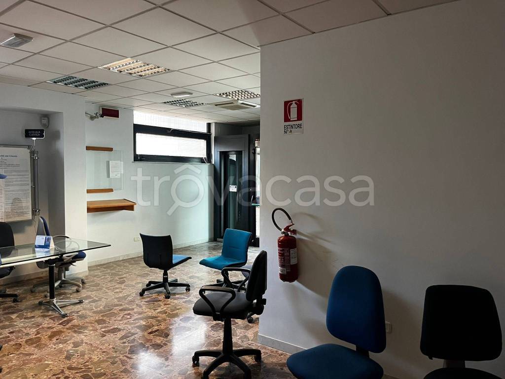 negozio in affitto a Caserta
