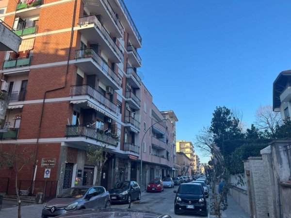 negozio in affitto a Caserta in zona Acquaviva