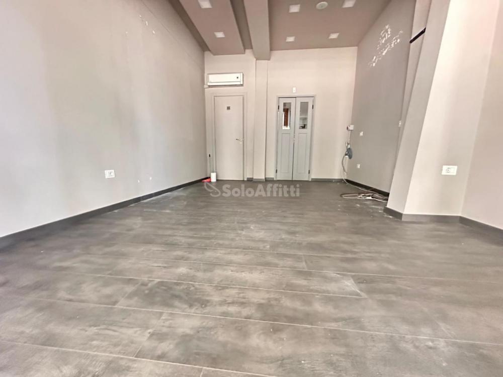 negozio in affitto a Caserta in zona Centro Città