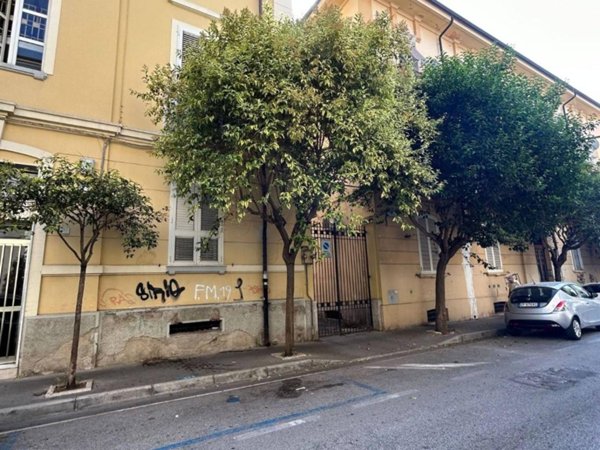 negozio in affitto a Caserta in zona Acquaviva