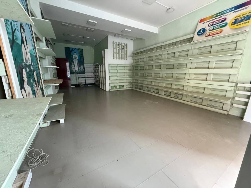 negozio in affitto a Caserta in zona Acquaviva