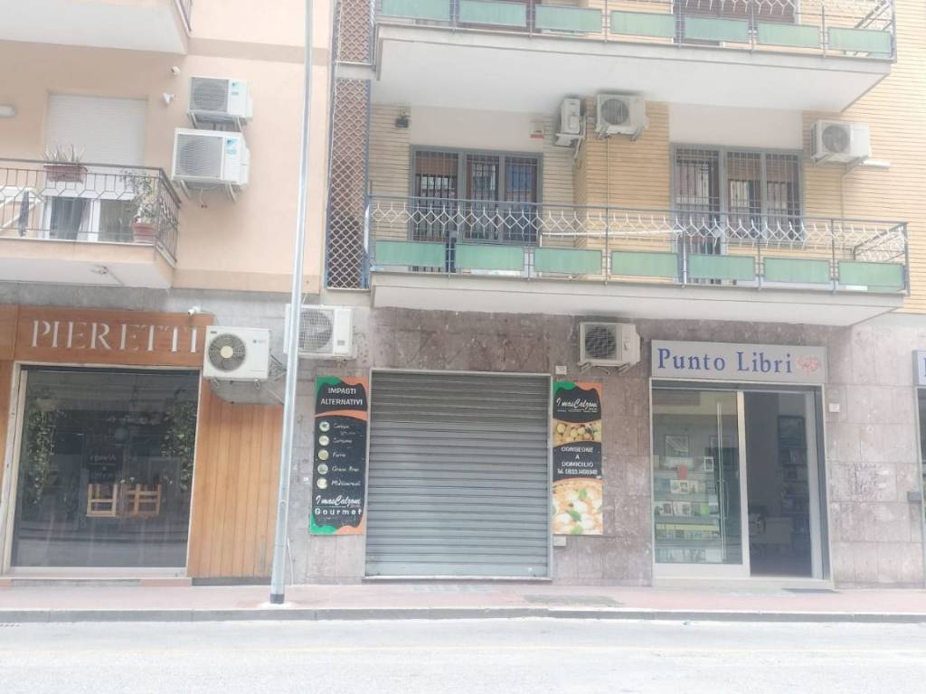 negozio in affitto a Caserta in zona Centro Città