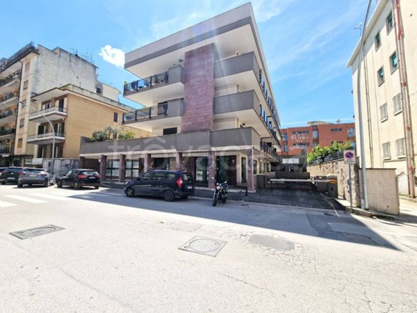 negozio in affitto a Caserta in zona Centro Città