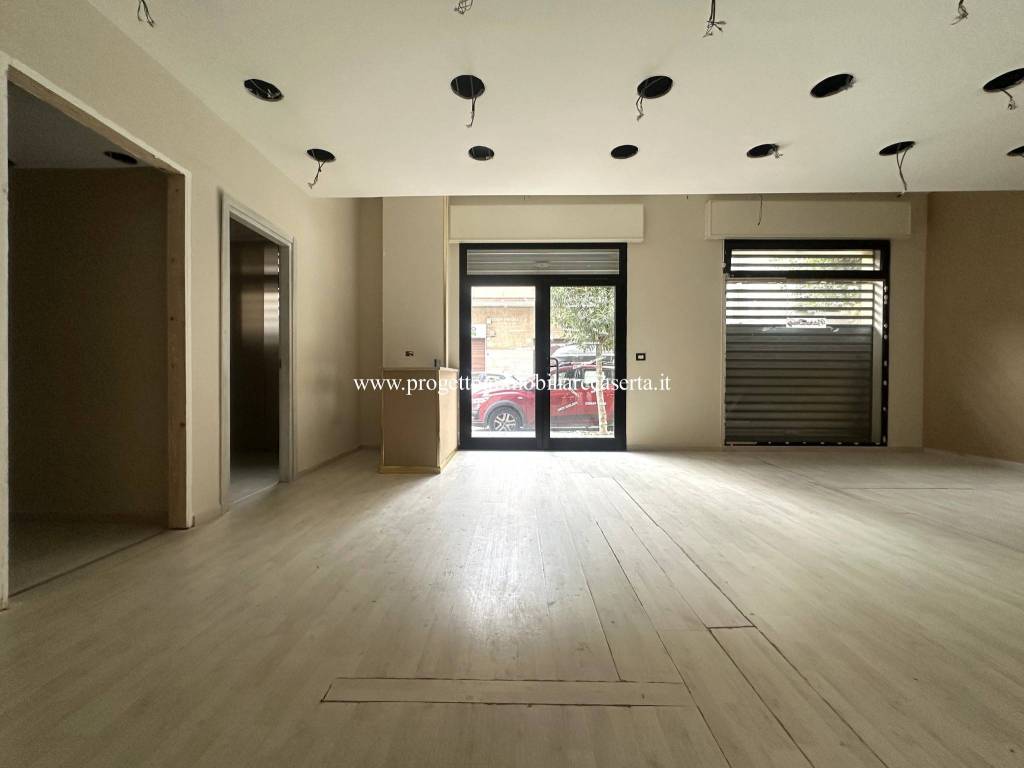 negozio in affitto a Caserta in zona Acquaviva
