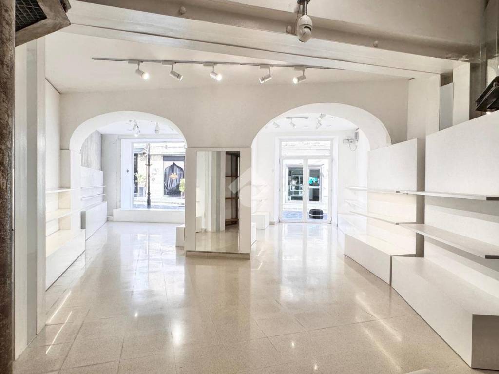 negozio in affitto a Caserta in zona Centro Città