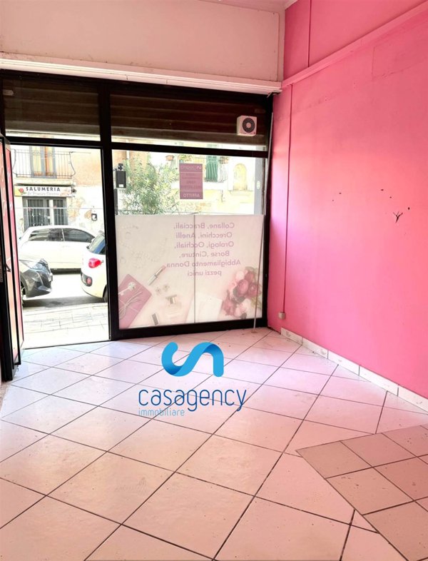 locale commerciale in affitto a Caserta in zona Acquaviva