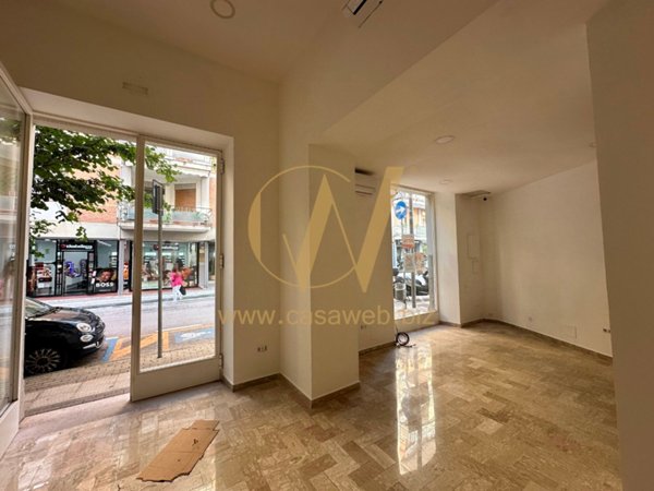 negozio in affitto a Caserta in zona Centro Città