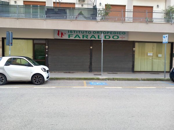 negozio in affitto a Caserta in zona Centro Città