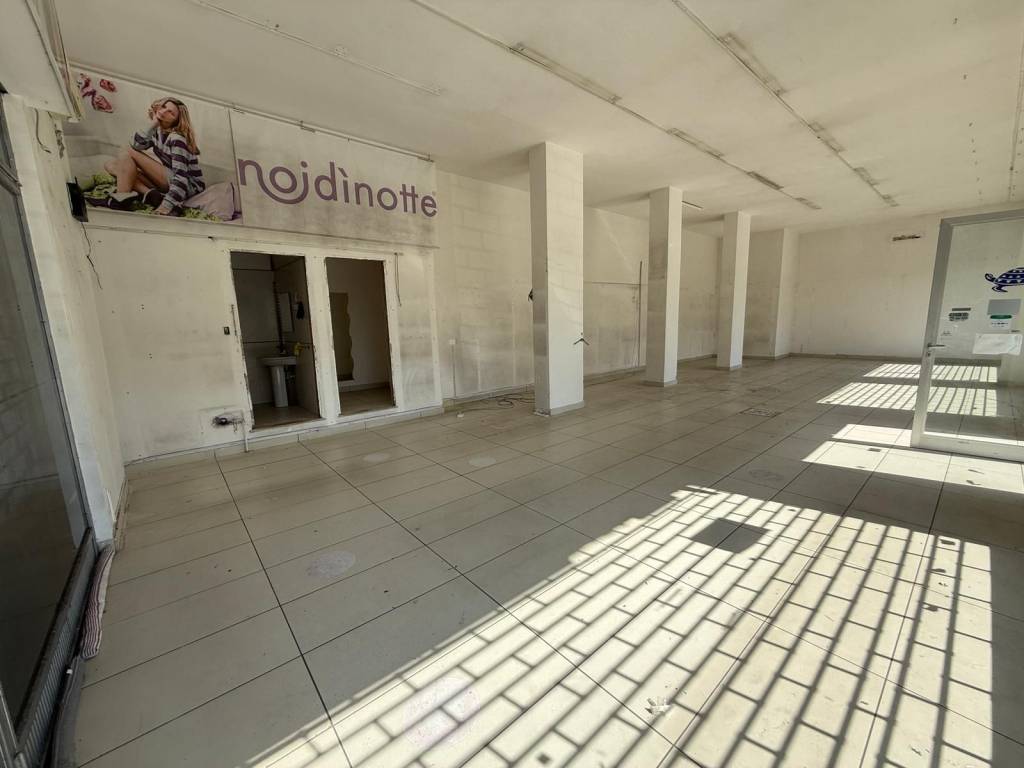 negozio in affitto a Caserta in zona Acquaviva